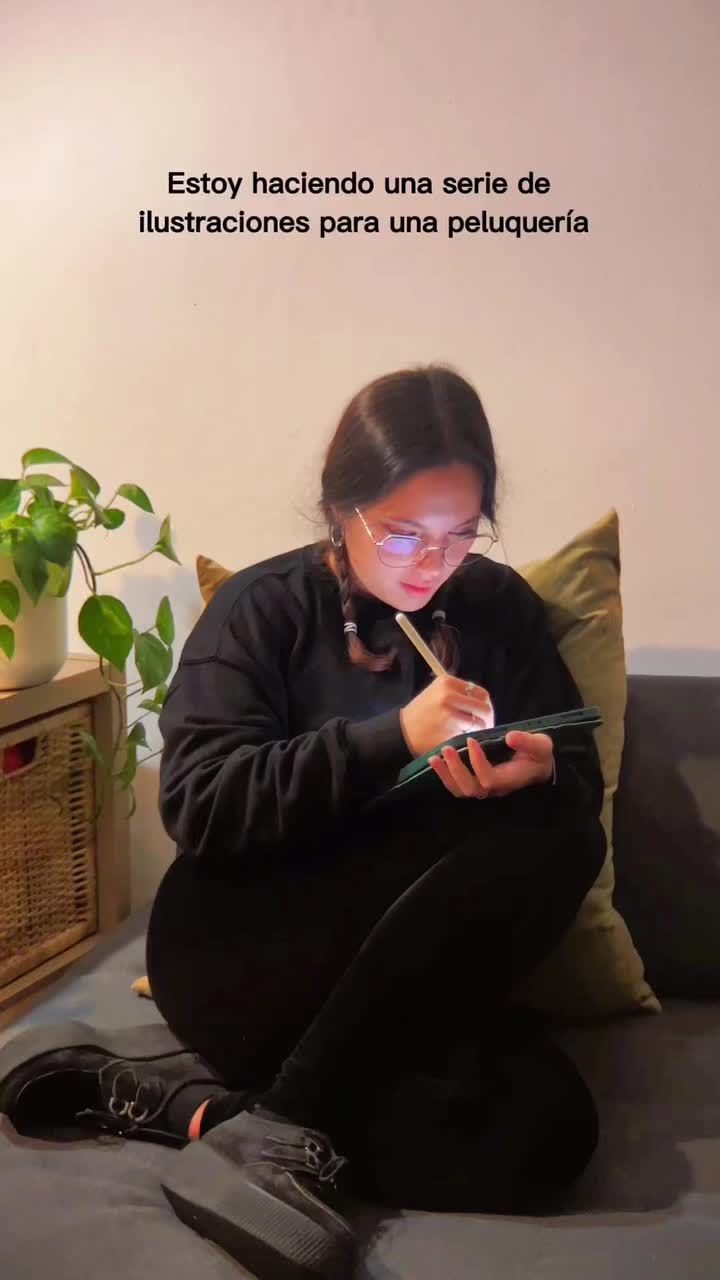 Núria, con gafas, dibuja en una tableta sentada en un sofá. Texto de la portada: «Estoy haciendo una serie de ilustraciones para una peluquería».